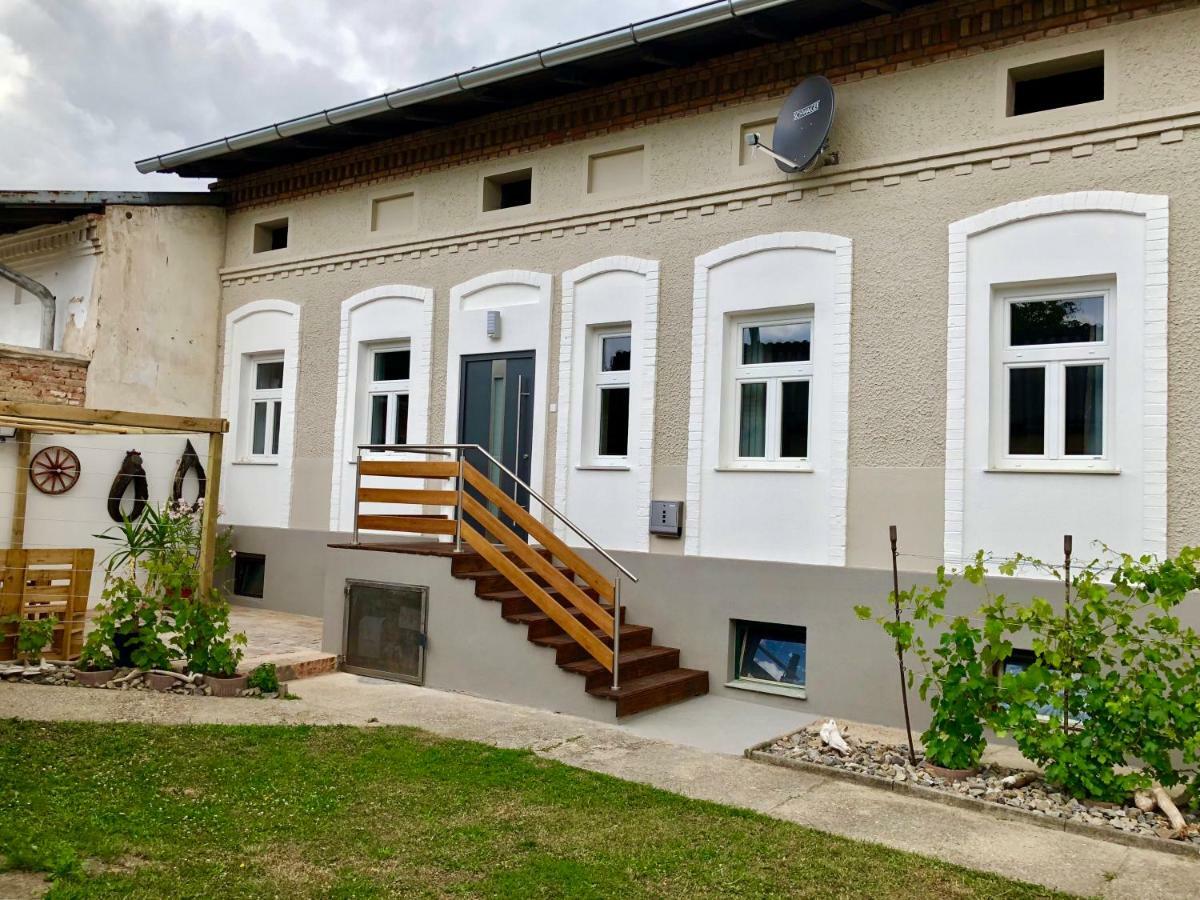 Riesling House Laa Apartment ลาอันเดอร์ธายา ภายนอก รูปภาพ